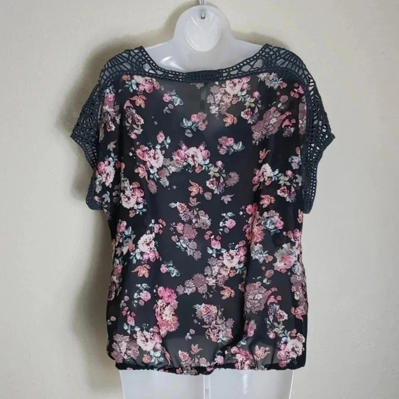 Live 4 Truth | Top  | Size L | Crochet Accent - Picture 2 of 7